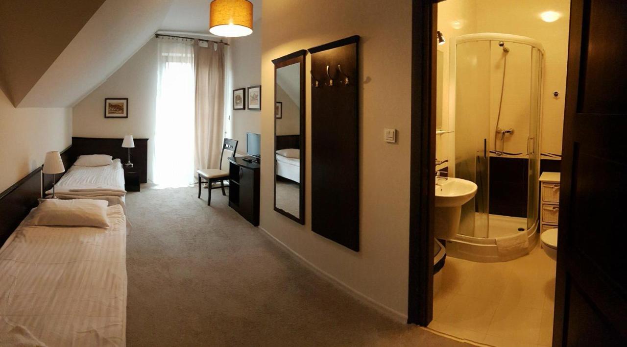 Zweibettzimmer mit Balkon