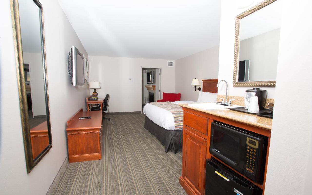King Suite with Whirlpool - Disability Access/Non-Smoking