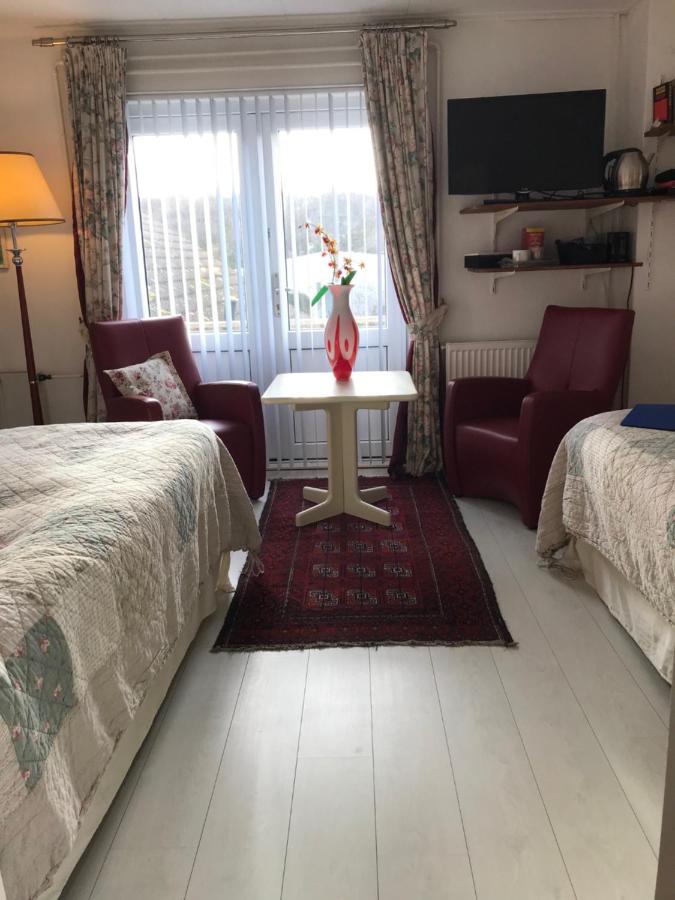 Zweibettzimmer mit Balkon und einem eigenem Badezimmer