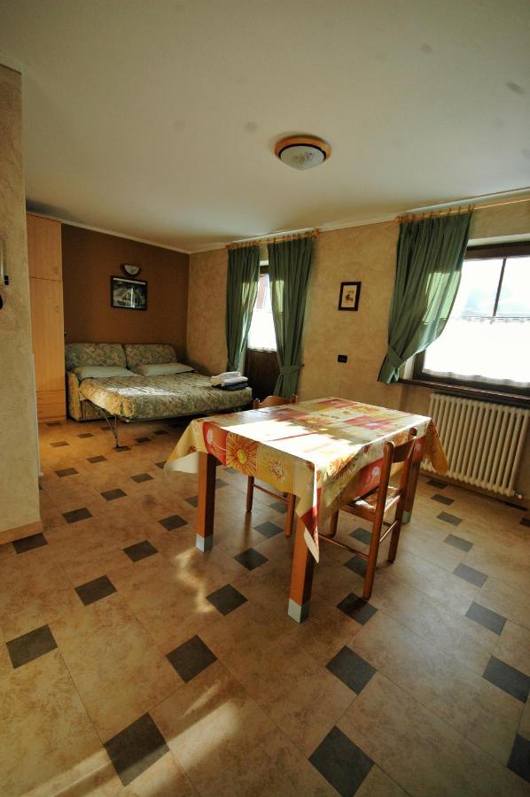 Studio with Balcony and Mountain View