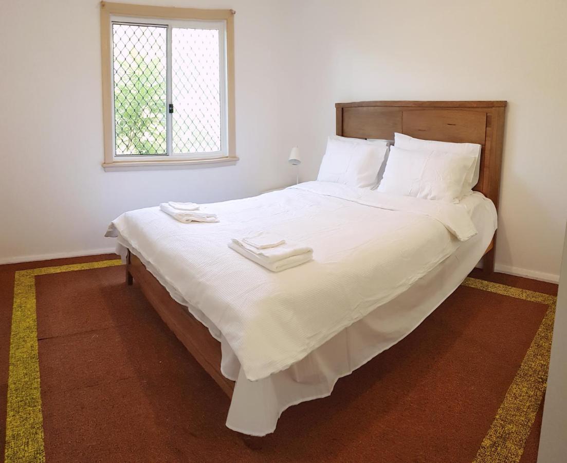 B&B Wentworthville - Lowest Price Clean Linen free stuff free car parking inside property W1 - Bed and Breakfast Wentworthville
