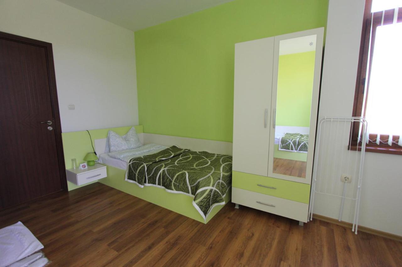 Großes Doppel-/Zweibettzimmer