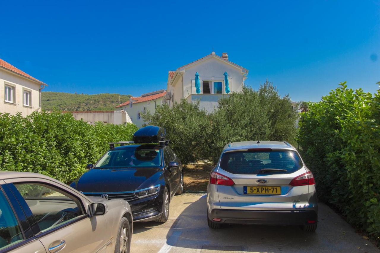 Apartments Villa Tribunj - Bed and Breakfast