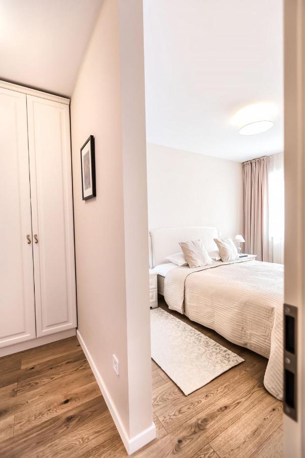 2nd floor apartment (Balcony, no A/C)