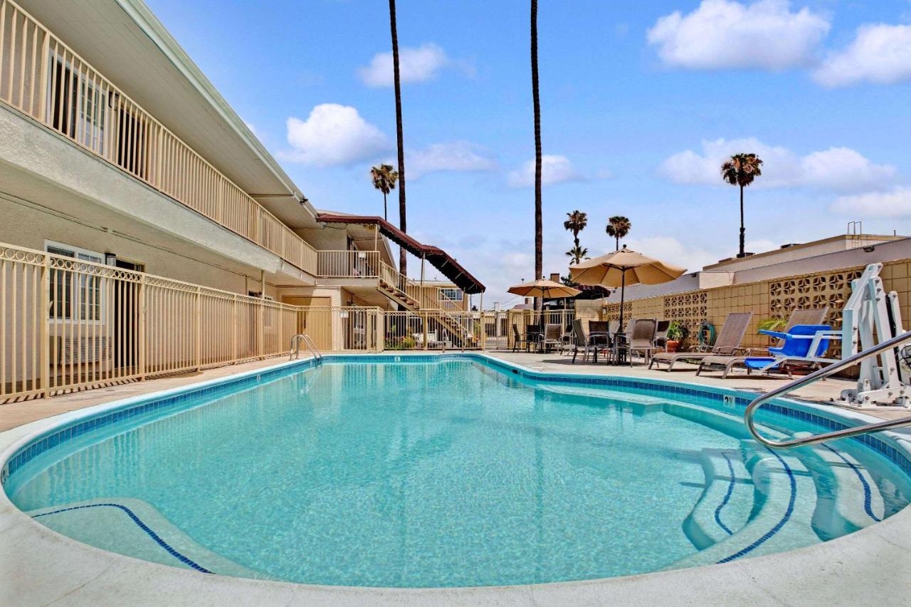 B&B Los Angeles - Super 8 by Wyndham Los Angeles-Culver City Area - Bed and Breakfast Los Angeles