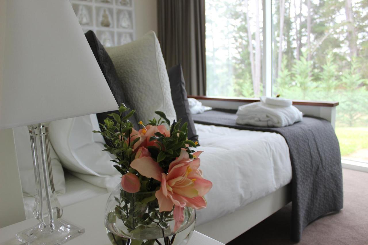 Kamer met Queensize Bed en Uitzicht op de Tuin