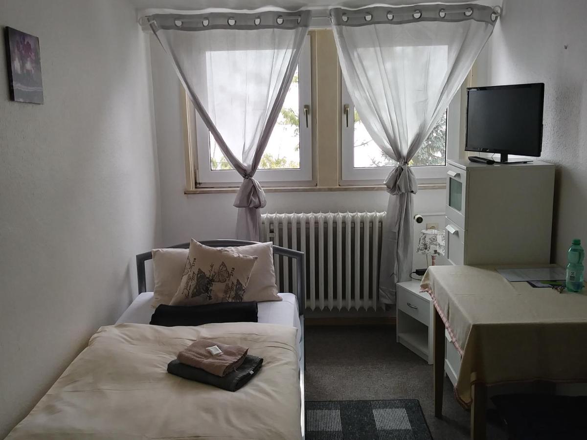 Eenpersoonskamer met Gedeelde Badkamer en Toilet 