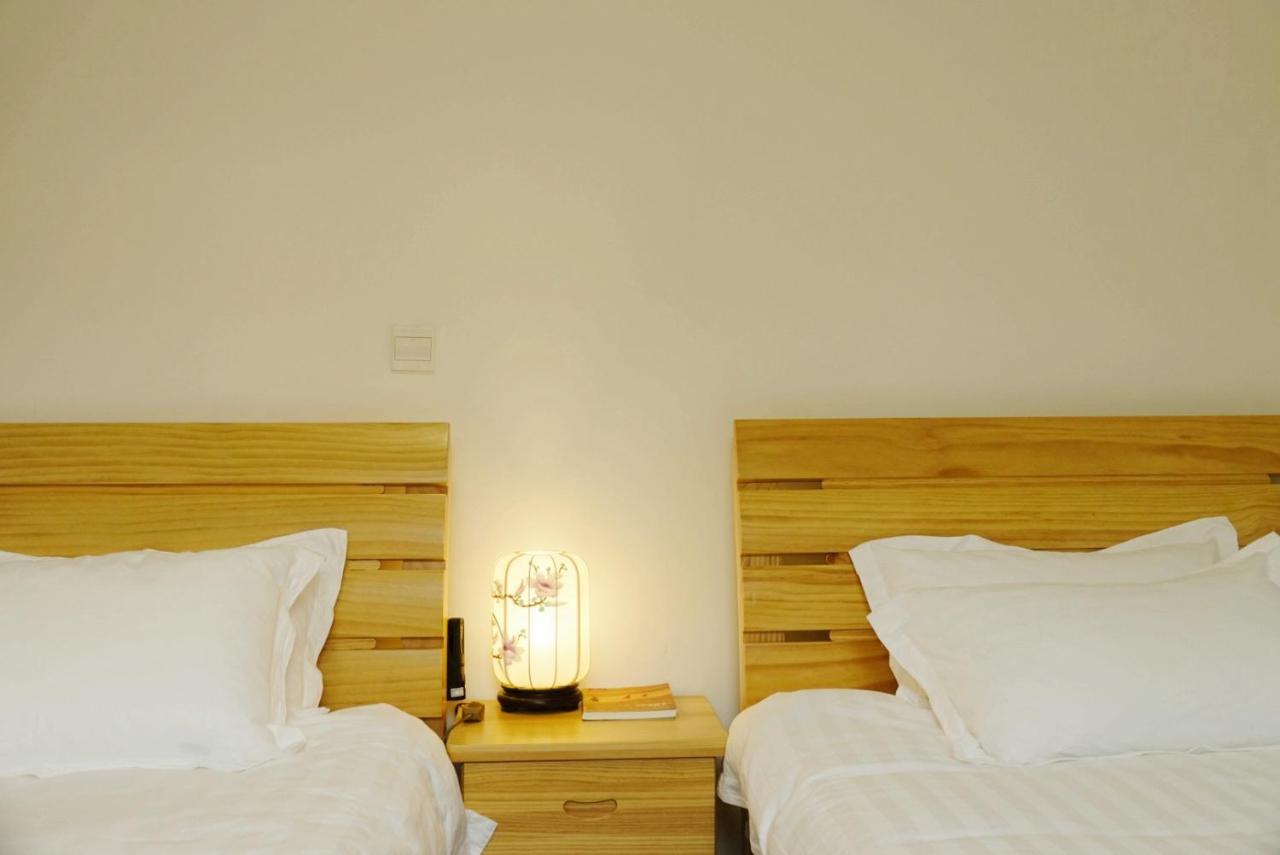 Standard Twin Room with Mountain View