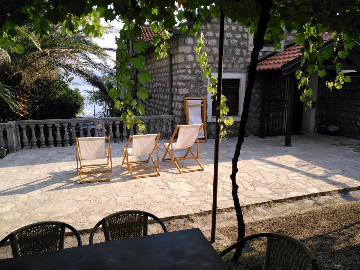 Muki's House- just 50m from the beach - B&B Cattaro