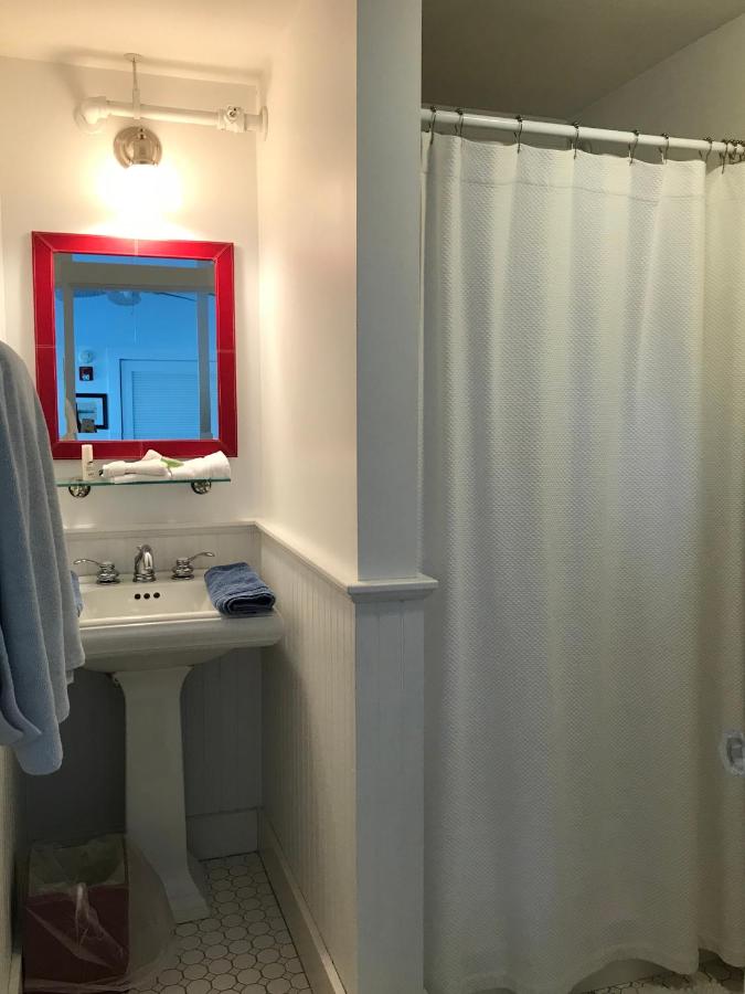 Habitación con cama grande y vistas al jardín