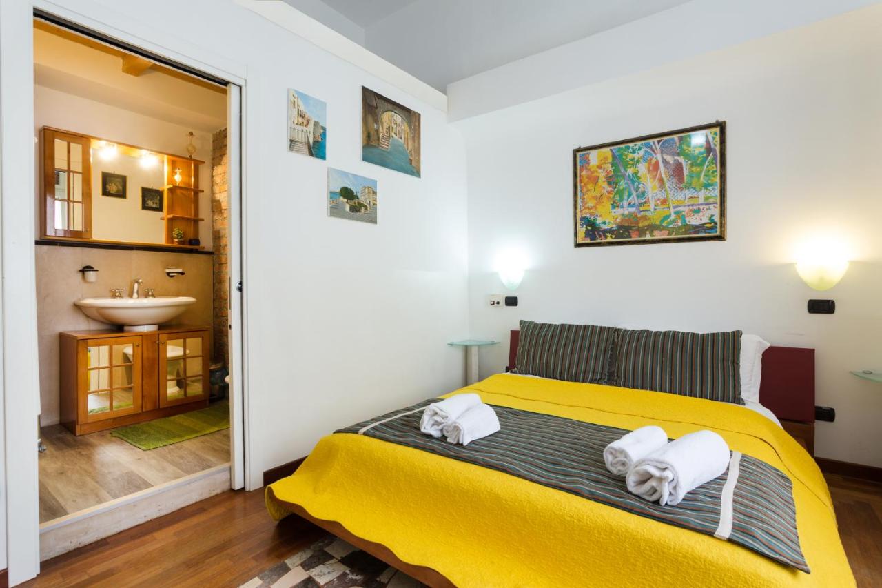 Suite con cama grande y balcón