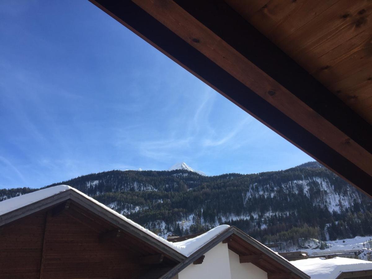 Apartment with Mountain View