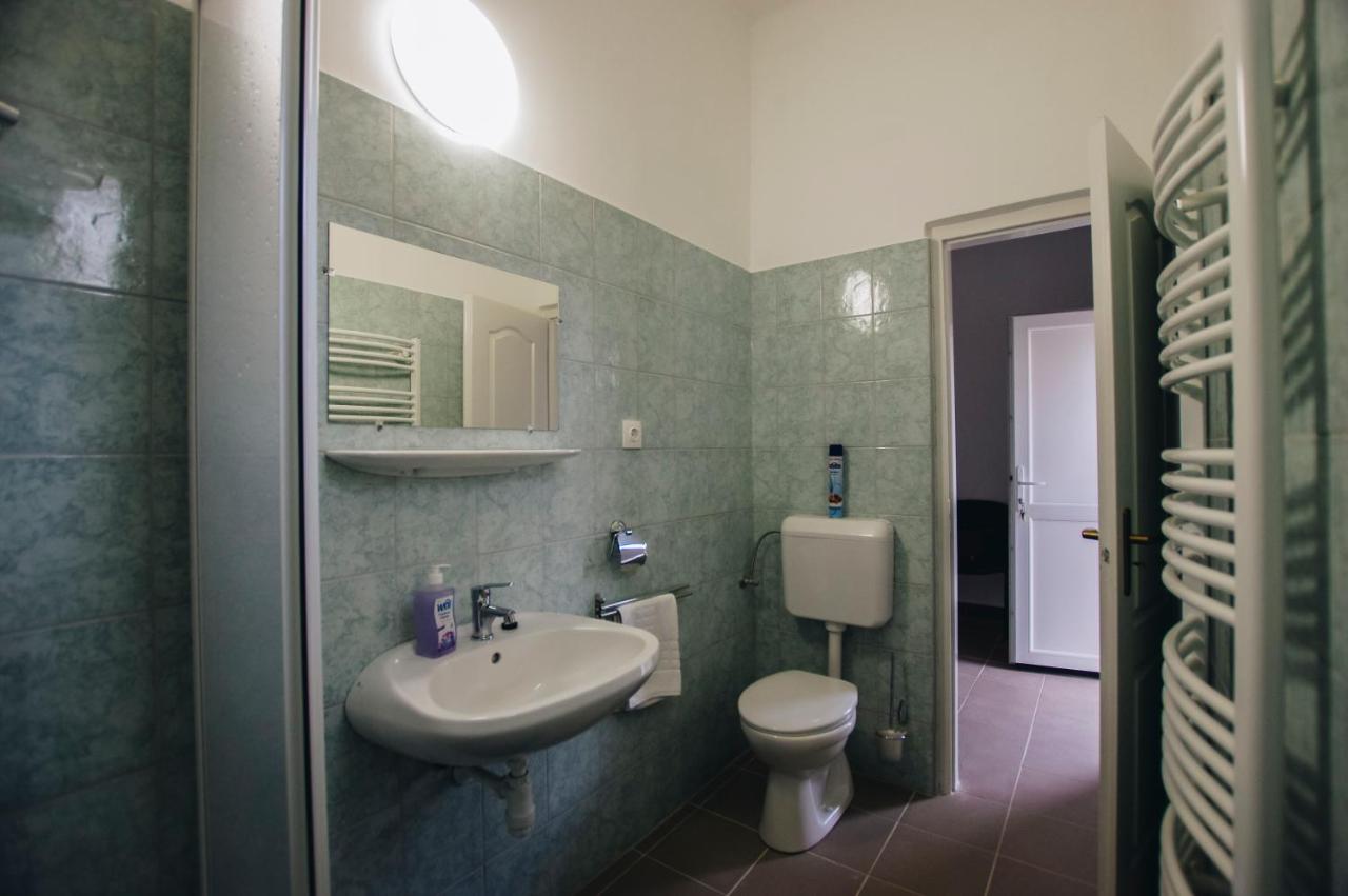 Camera Matrimoniale con Bagno in Comune 