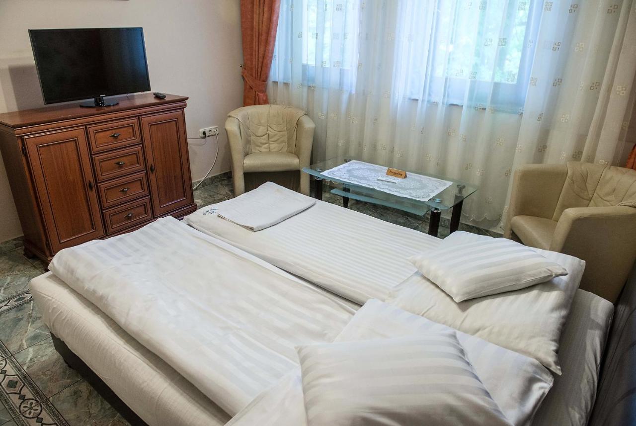 Studio (2 Adults)