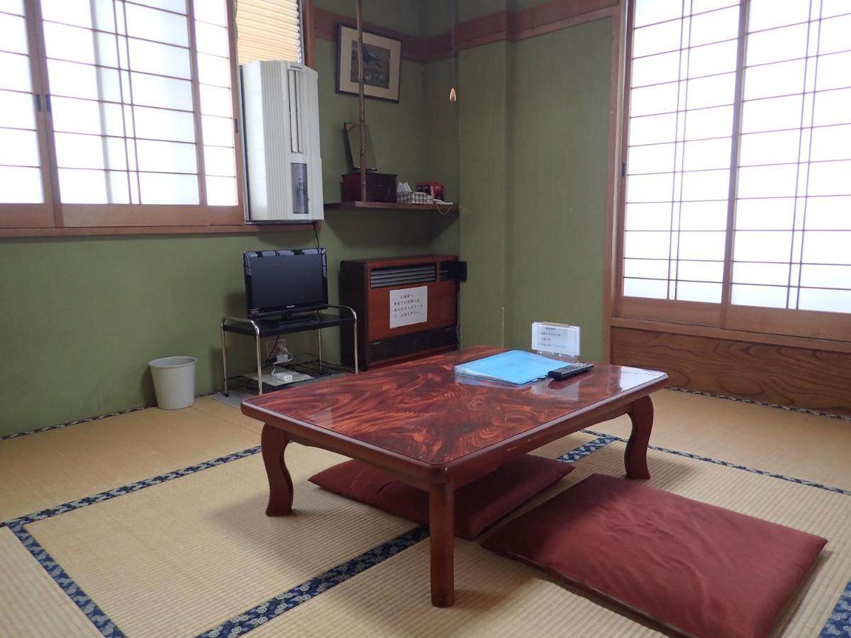 Japanisch eingerichtetes Zweibettzimmer mit Gemeinschaftsbad.
