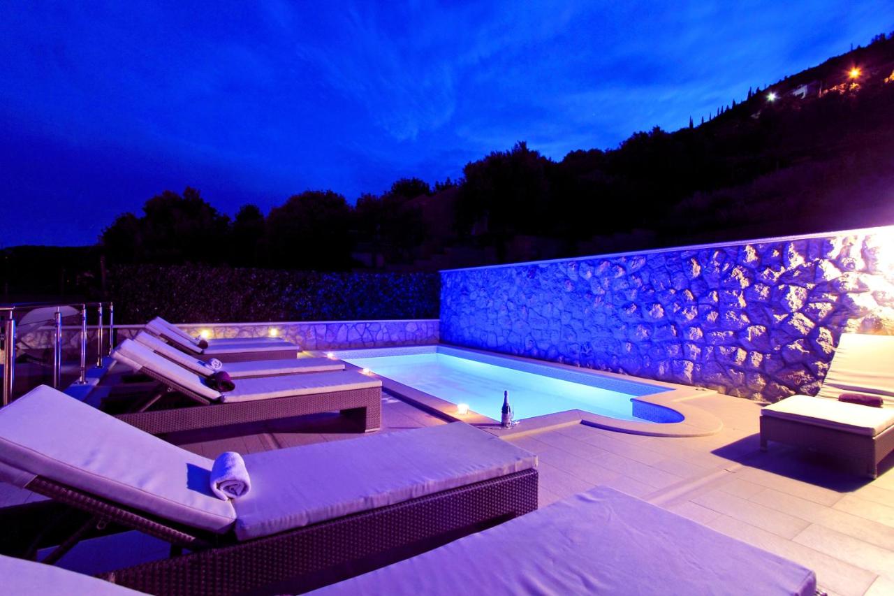 Vacation home with Private heated Pool - B&B