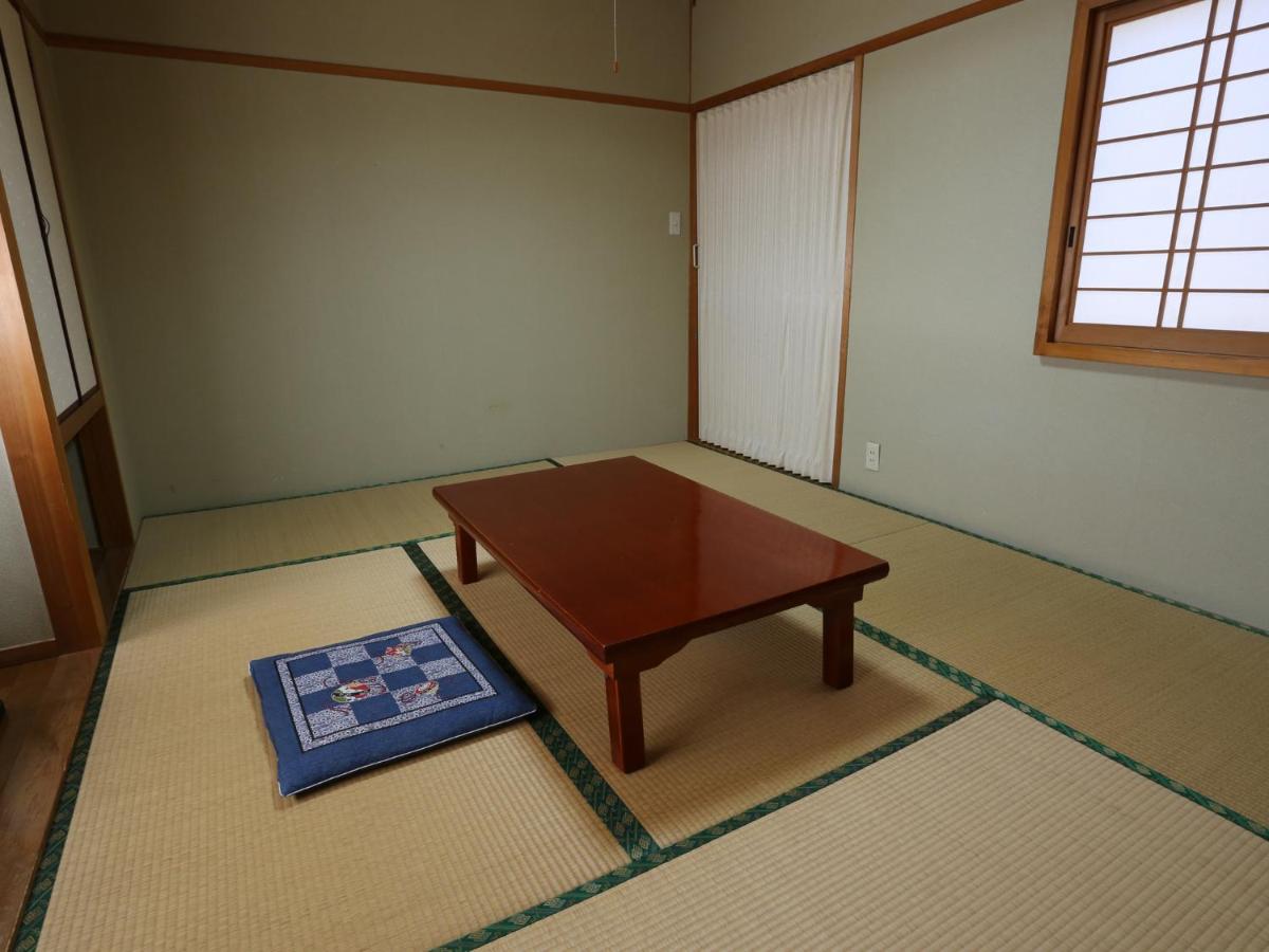 Habitación de estilo japonés con baño compartido