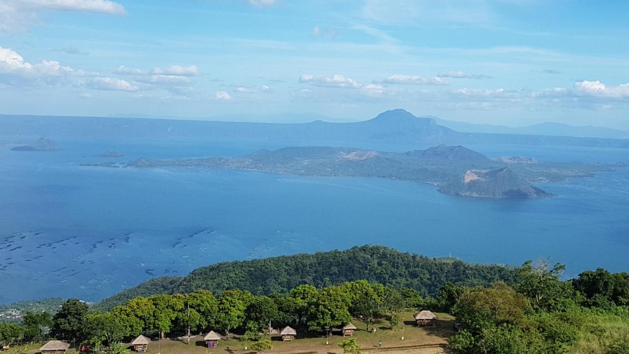 Elizabeth 1829 @ Wind Residences - B&B Tagaytay