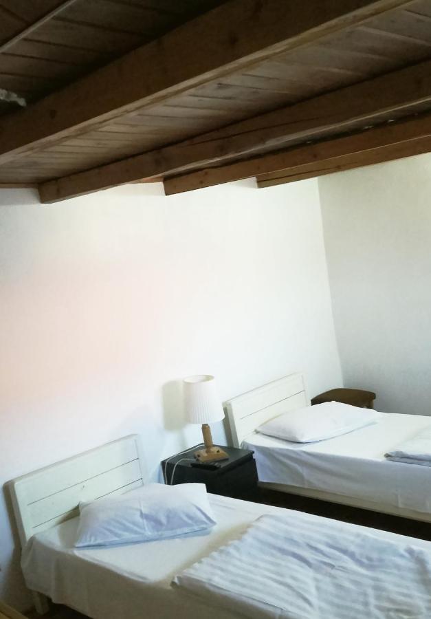 Chambre Lits Jumeaux avec Salle de Bains Commune