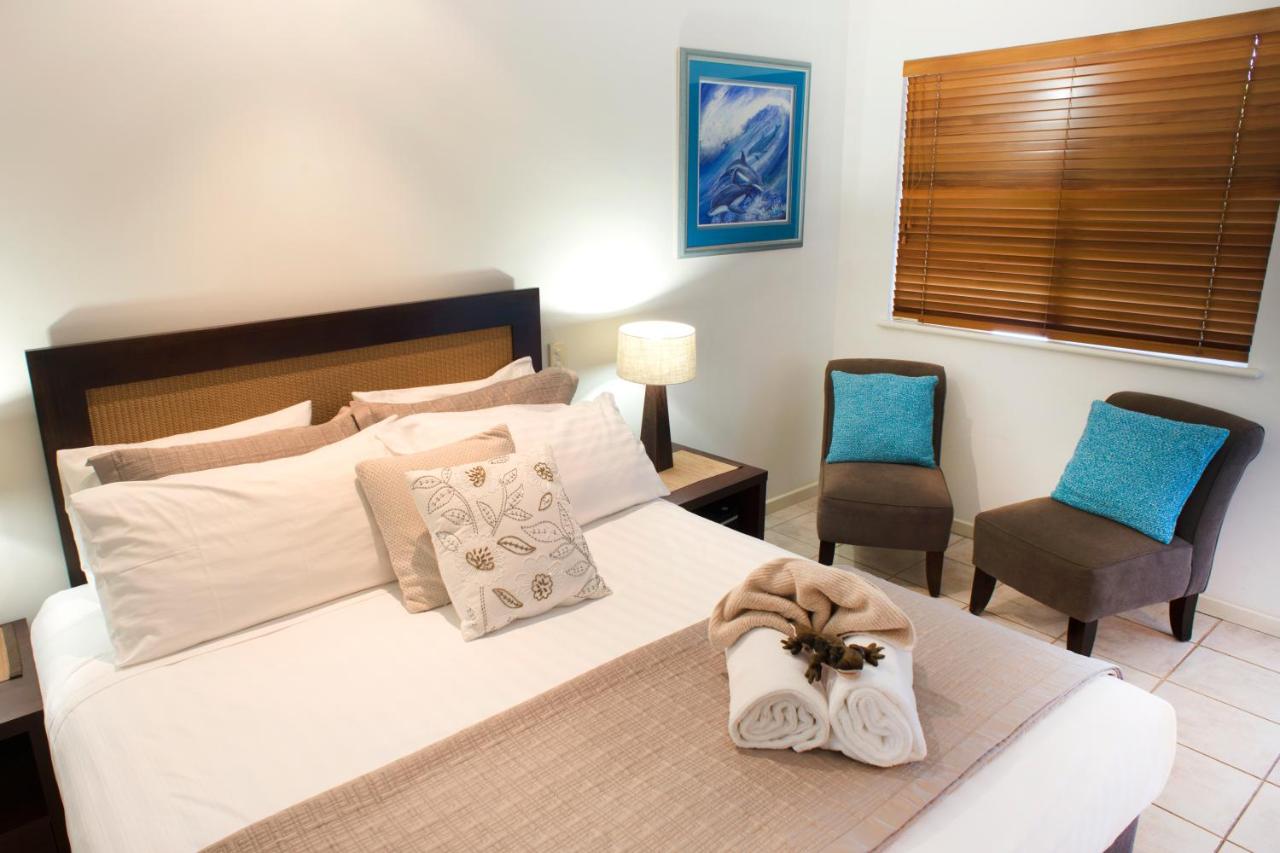 Zimmer mit Queensize-Bett und Whirlpool-Badewanne