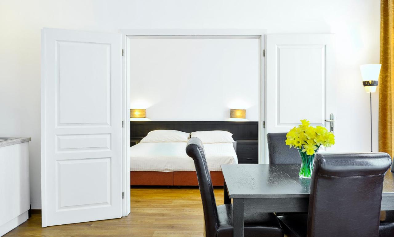 Apartment with Colonnade View 