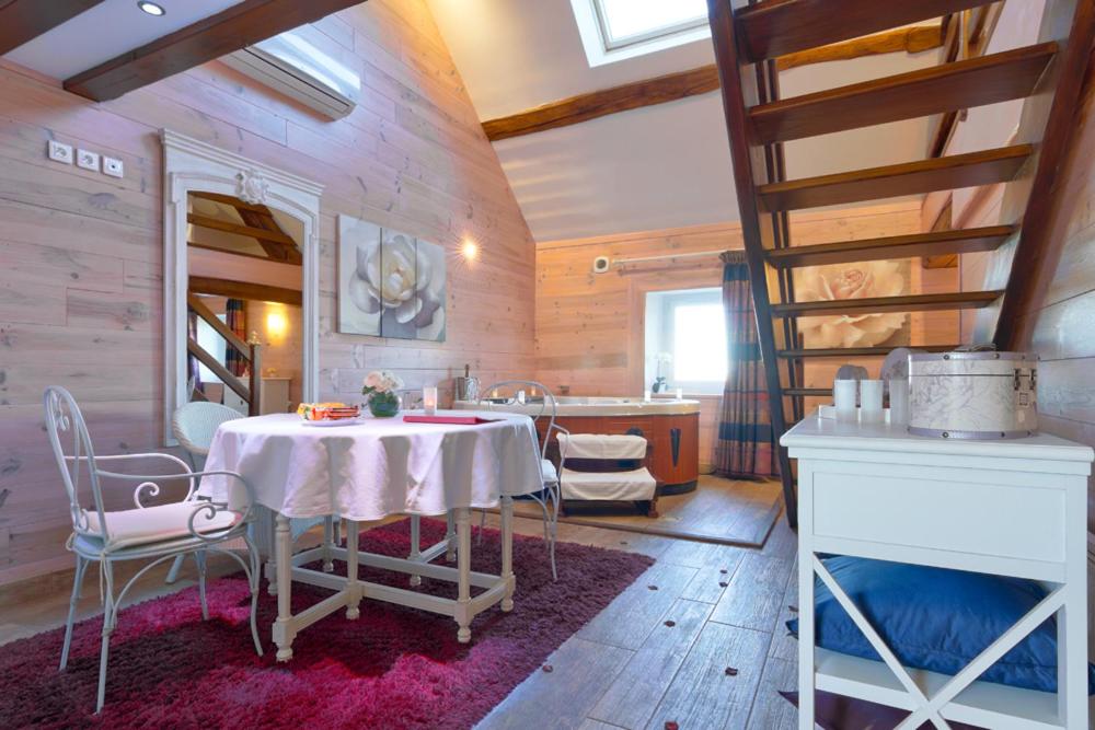 Suite with Hot Tub