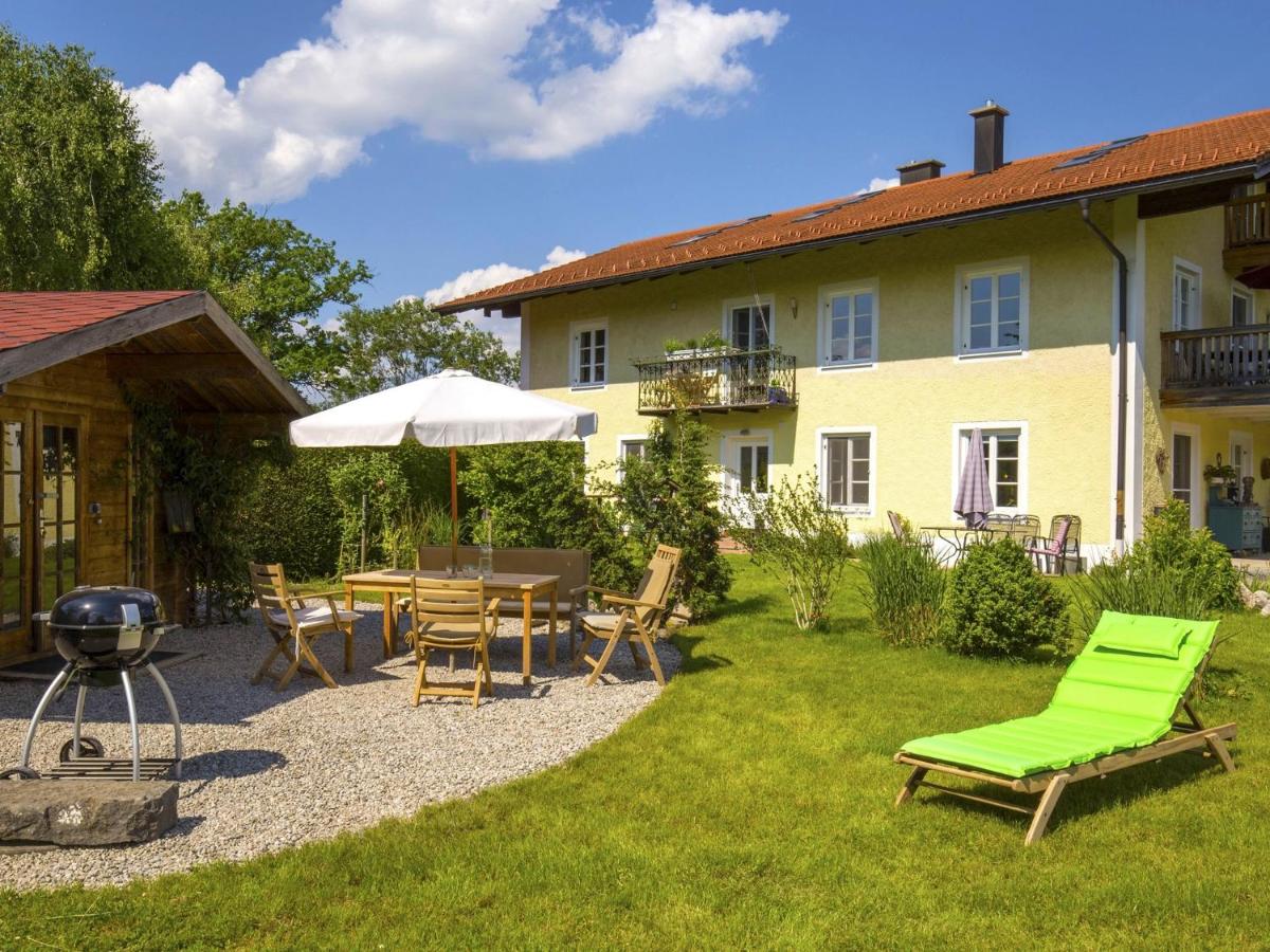 5 Sterne FeWo mit Garten und Bergblick in Chiemsee-Nähe - B&B