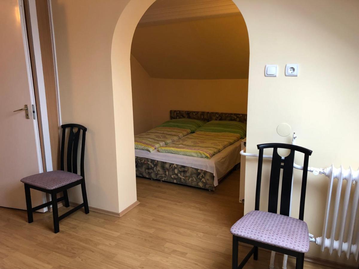 Vierpersoonskamer met Eigen Externe Badkamer