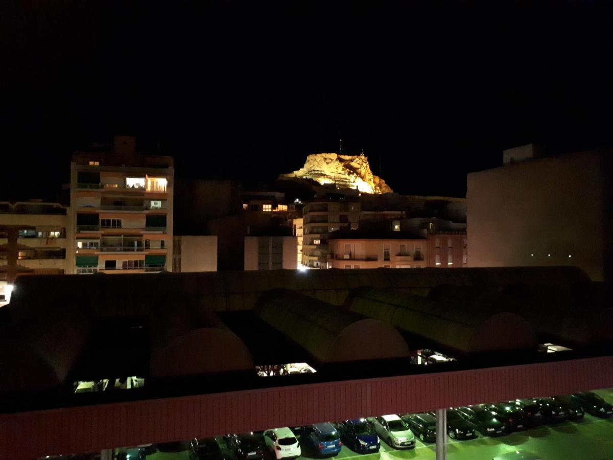 Room with private bathroom and balcony nearby the Mercado Central, center and beach - Ferienwohnung