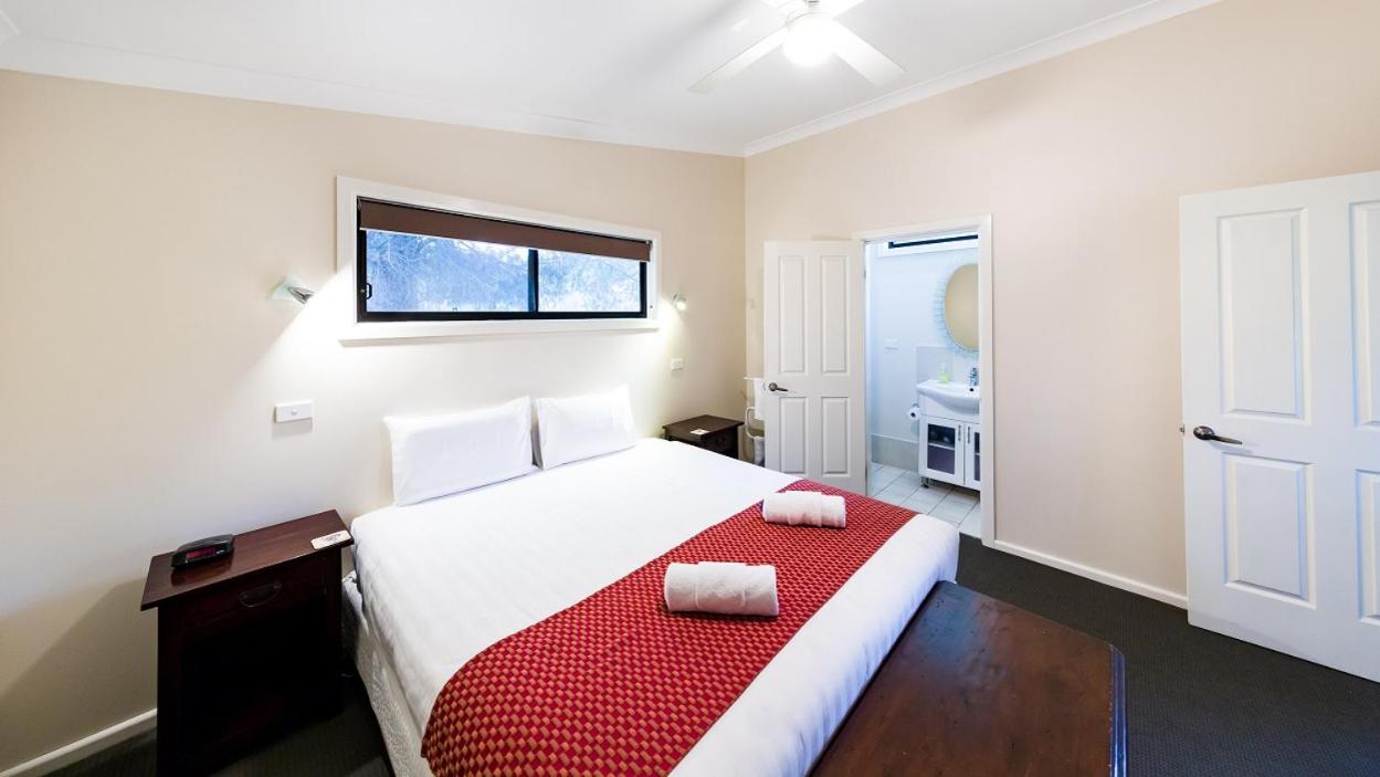 Deluxe One-Bedroom Cottage
