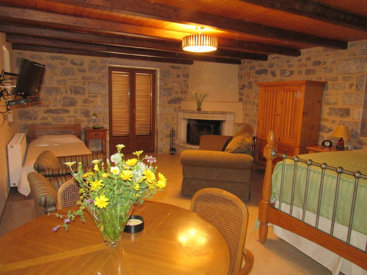 Room 2 - Deluxe Studio with Fireplace and Sea View