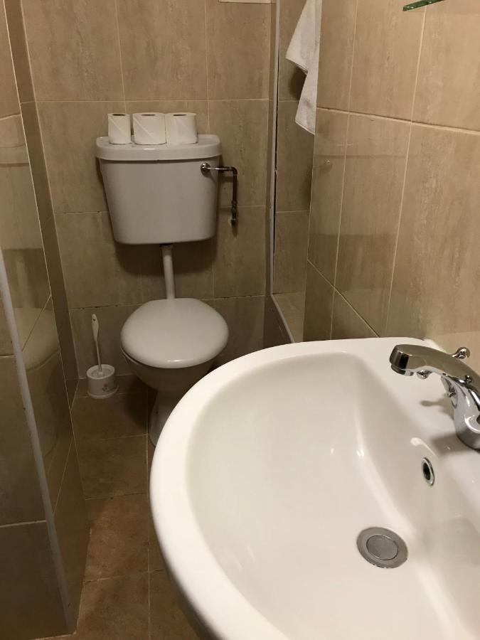 Chambre Triple avec Salle de Bains Privative - Sous-Sol Uniquement