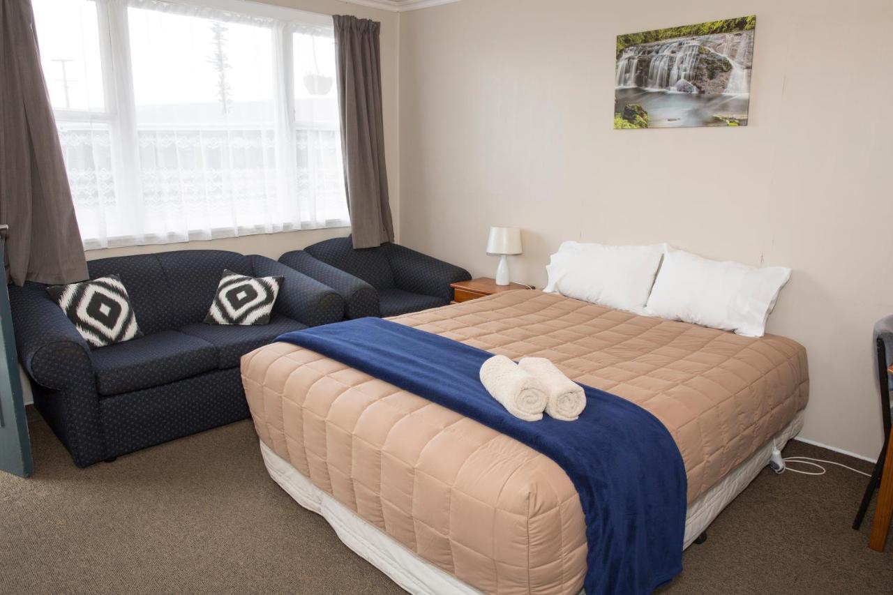 Two-Bedroom Apartment with Queen Bed and 4 Single Beds