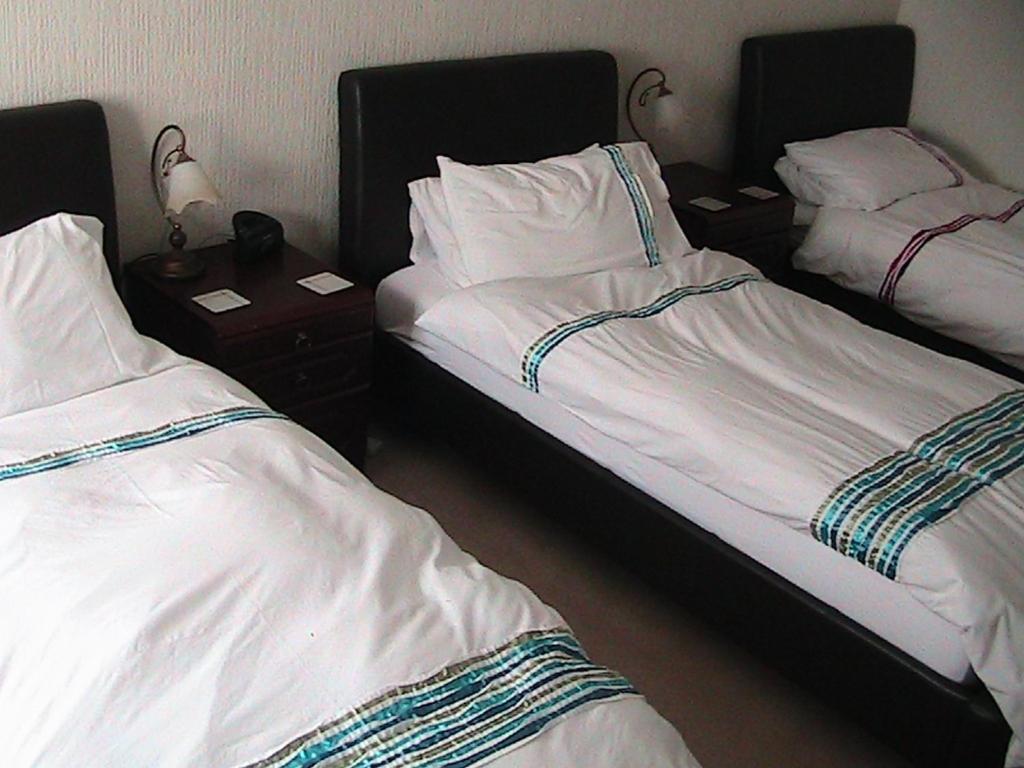 Dreibettzimmer mit Dusche