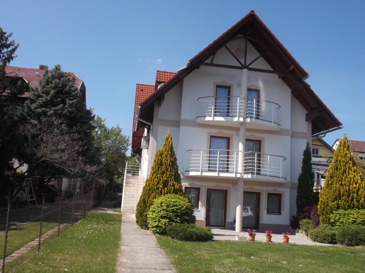 Anita Apartmanház - B&B