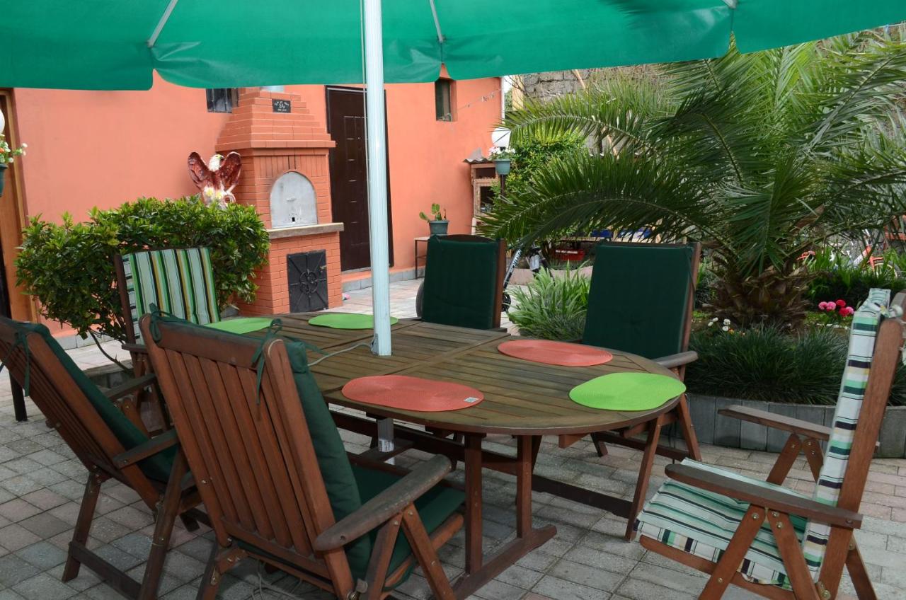 Zimmer mit Kingsize-Bett und Gartenblick. 