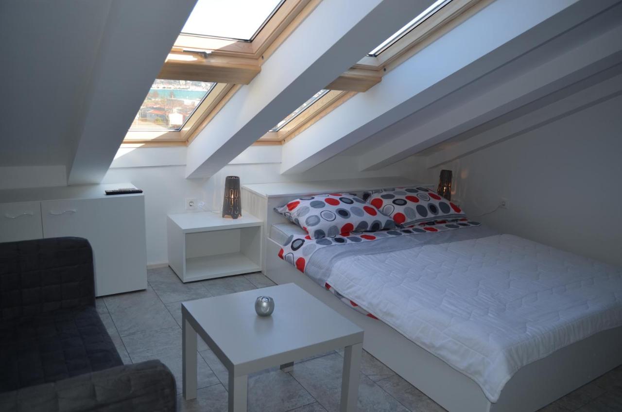 Studio Apartment with Sea View - attic