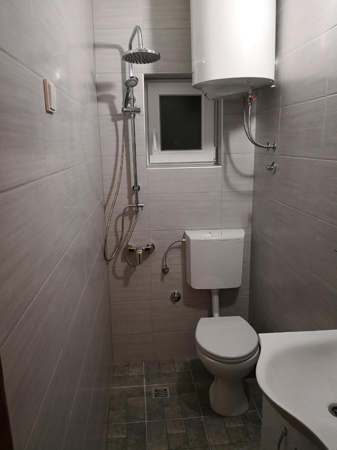 Einzelzimmer mit Gemeinschaftsdusche und -WC