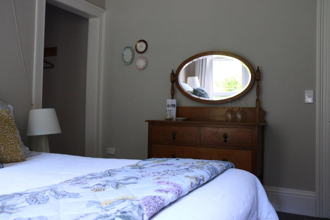 Habitación con cama grande y vistas al jardín