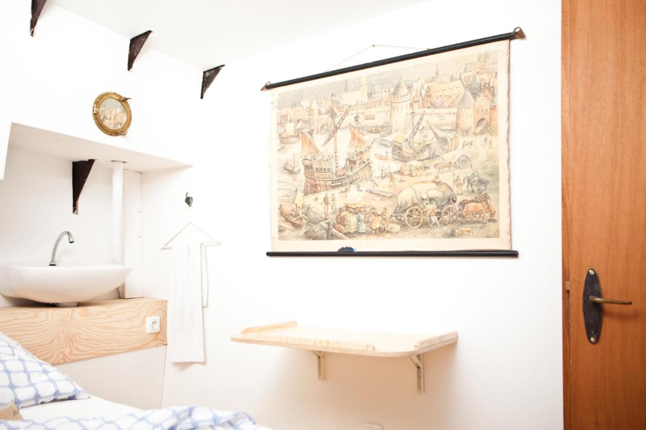 Camera Matrimoniale con Letto Supplementare e Bagno in Comune