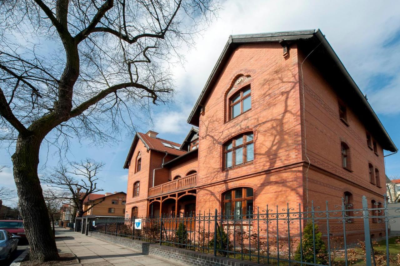 Przestronny Apartament Very Berry w Poznaniu z Dwiema Sypialniami by Noclegi Renters - B&B