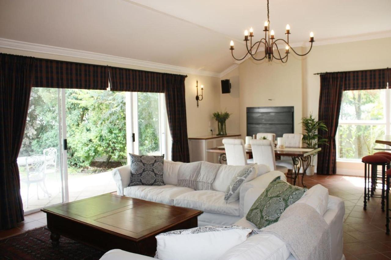 B&B Cape Town - Camelot in Constantia - Bed and Breakfast Cape Town