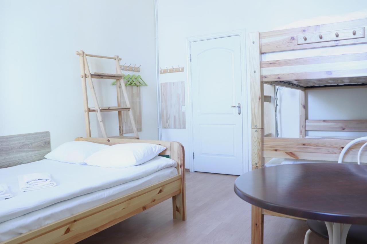 Camera Familiare con Bagno in Comune e Balcone
