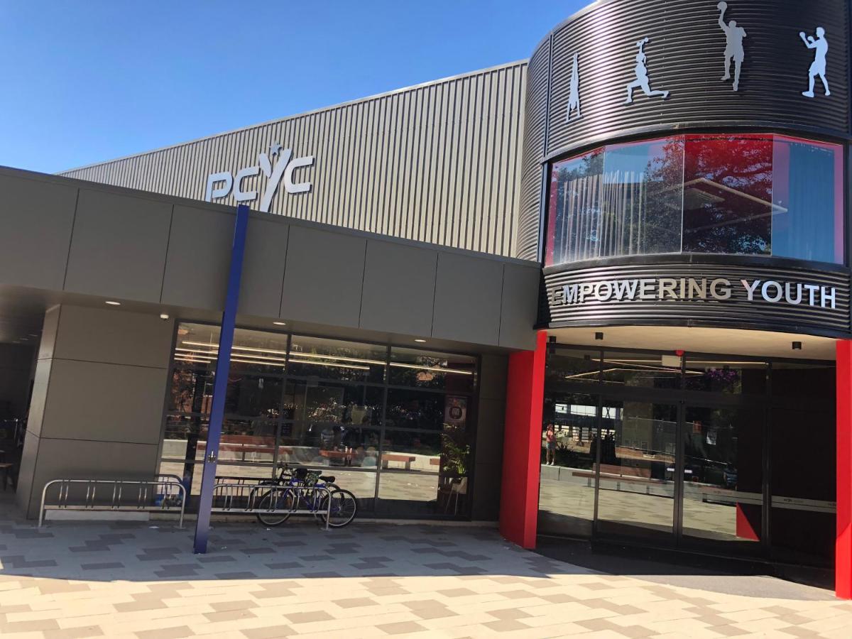 Enjoyable Holiday Home For Group Six - B&B Waitara