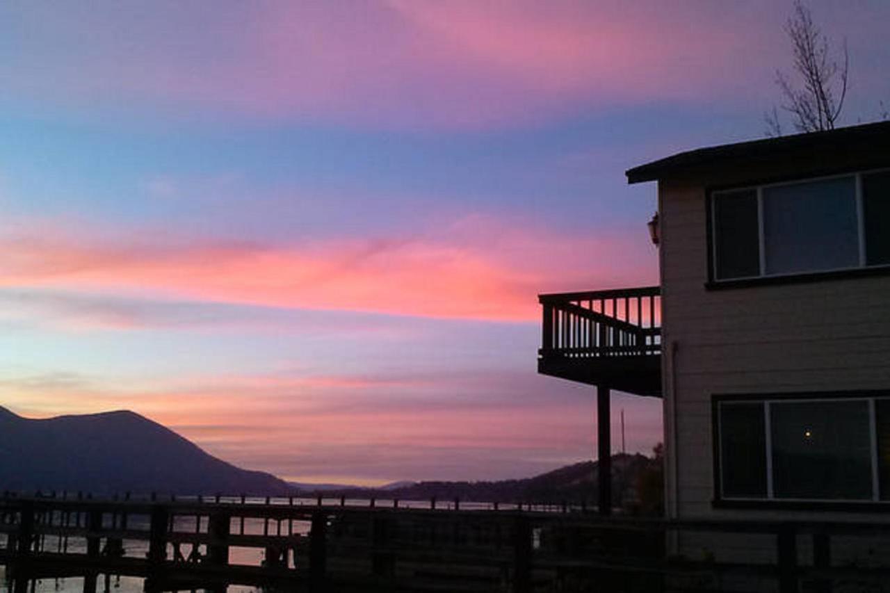 Overlooking clearlake from the living room - B&B
