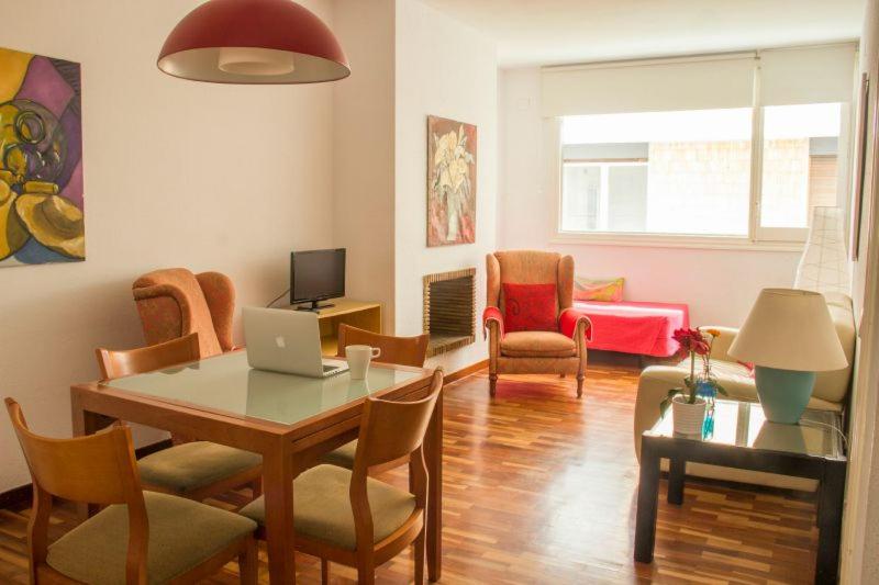 B&B Barcelona - Sweet BCN Three Bedroom Apartment - Bed and Breakfast Barcelona