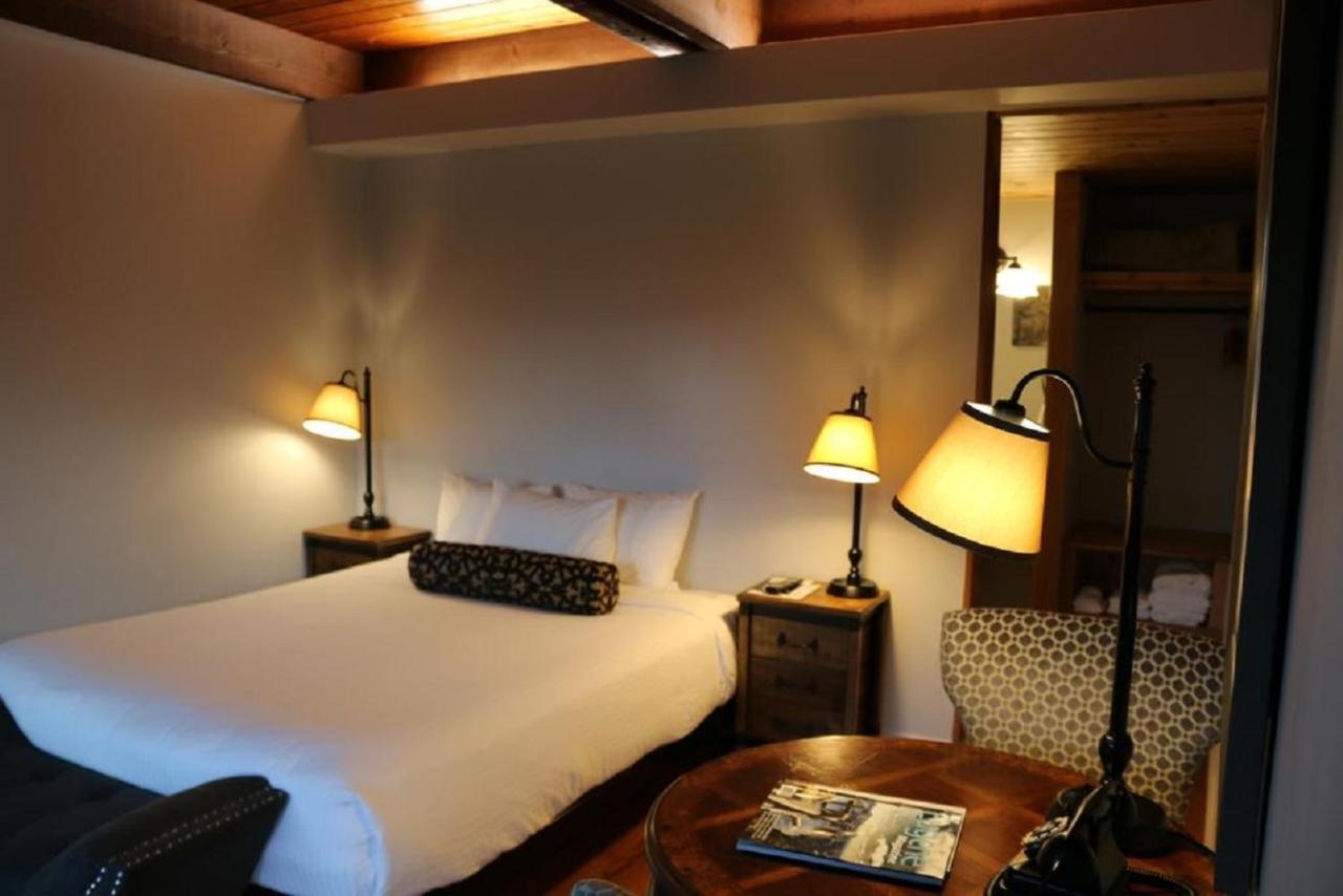 1 King Bed