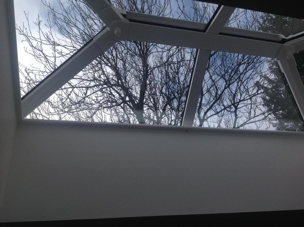 Oakleigh 1 bed ground floor garden view apartment FREE ONSITE PARKING - Chambres d’hôtes