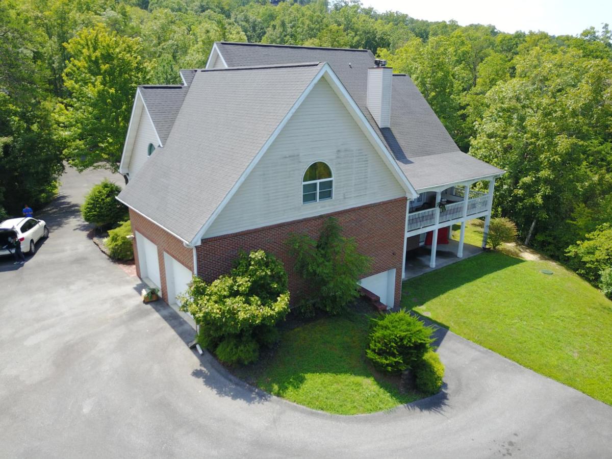 Smokie Mountain Lake House on Douglas Lake - 11 bedrooms, 6 bathrooms sleeping 30 - Lakefront, Secluded, Private, Gated, Personal Boat Dock, Hot Tub , Theater Room, Games Room, Hot Tub, Indoor & Outdoor Kitchens - B&B