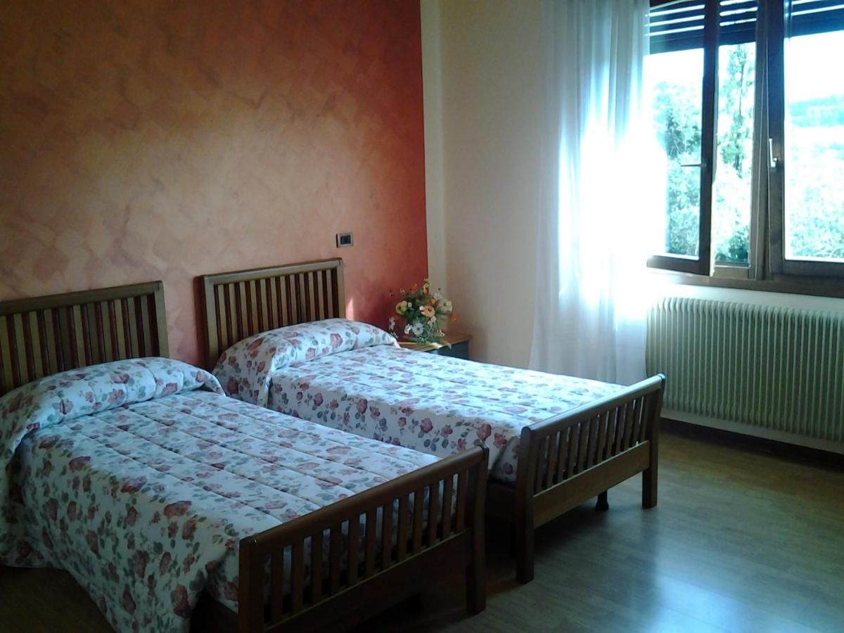 Tweepersoonskamer met 2 Aparte Bedden en Eigen Externe Badkamer